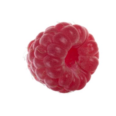 Olgun kırmızı ahududu beyaz arkaplanda izole