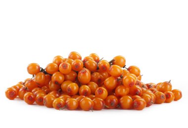 Beyaz arka plan üzerinde izole olgun sandthorn çilek