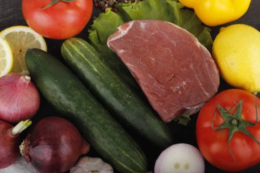 Koyu ahşap arka plan üzerinde çeşitli sebzeler ile et closeup 