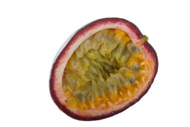 Beyaz arka planda izole edilmiş tutku meyvesinin yakın çekimi