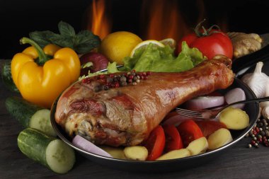 Ahşap masa üzerinde sebzeli fırında tavuk