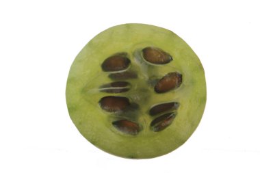 Beyaz arka planda izole bektaşi üzümü yakın çekim