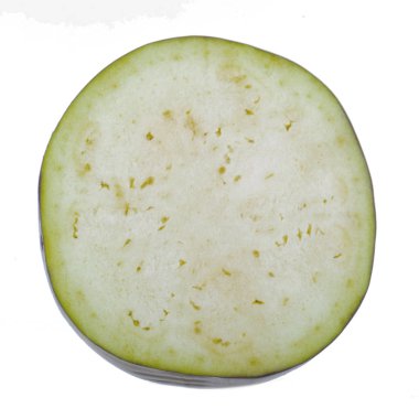 Patlıcan dilim beyaz arka plan üzerinde izole