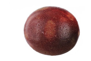 Beyaz arka planda izole edilmiş tutku meyvesinin yakın çekimi