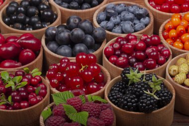 Çeşitli taze çilek, sağlıklı yeme.