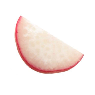 Beyaz arkaplanda taze turp izole edildi