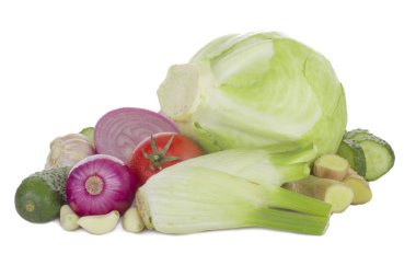 Beyaz üzerinde izole çeşitli sebzeler closeup 