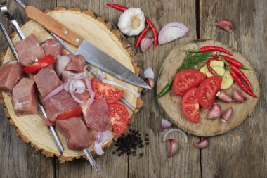 Yemek, sebze ile çiğ et kebab.