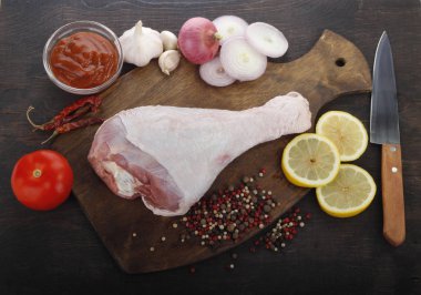 Koyu ahşap arka plan üzerinde çeşitli sebzeler ile et closeup 