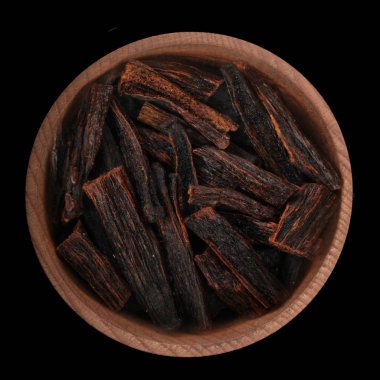 Ahşap kase beyaz arka plan üzerinde izole vanilya baharat