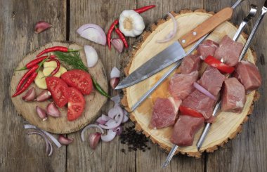 Yemek, sebze ile çiğ et kebab.