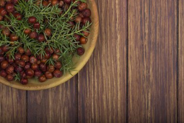 Ahşap arka planda çeşitli çilek ve otlar Closeup