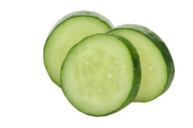 Beyaz arkaplanda izole edilmiş salatalık dilimleri