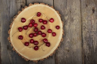 Taze kırmızı kiraz yığınının kapatılması