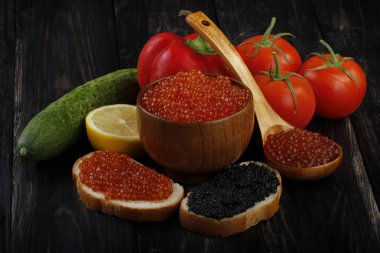 Koyu ahşap arka plan üzerinde çeşitli sebzeler ile havyar closeup 