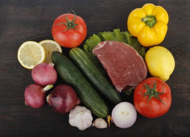 Yeşil marul ile çiğ et 