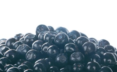 Beyaz arka plan üzerinde izole olgun bilberries