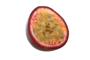 Beyaz arka planda izole edilmiş tutku meyvesinin yakın çekimi