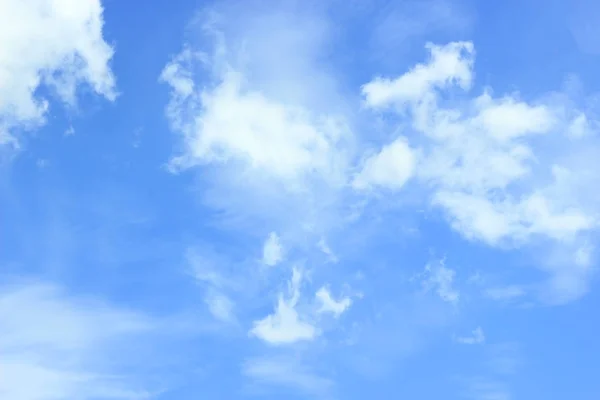 白い雲と青い空 — ストック写真