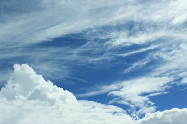 白い雲と青い空 — ストック写真