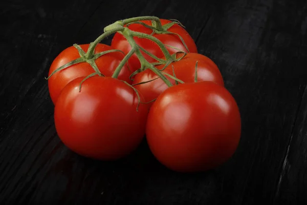 暗い背景にトマトのクローズアップ — ストック写真
