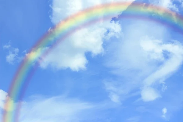 Cielo Azul Con Nubes Blancas Arco Iris — Foto de Stock