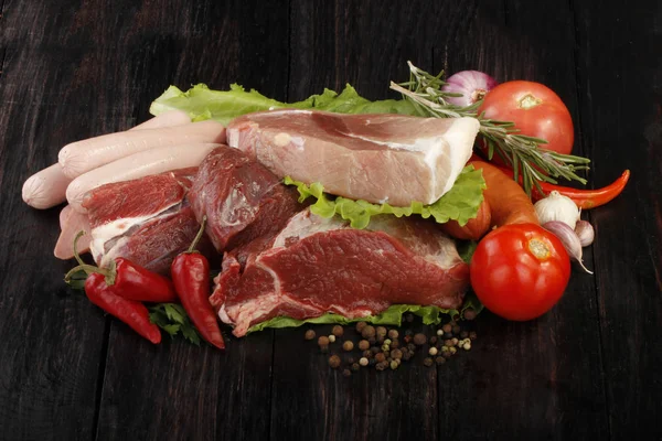 Rauw Vlees Met Groene Sla — Stockfoto
