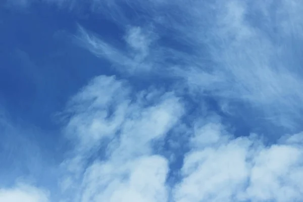 白い雲と青い空 — ストック写真