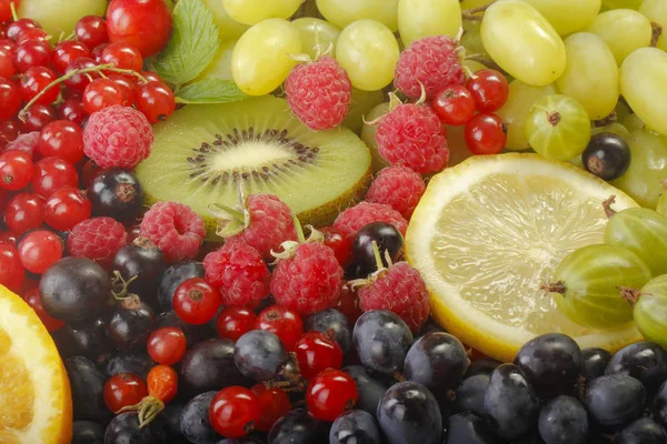 Zbliżenie Różnorodnych Owoców Jagód — Zdjęcie stockowe