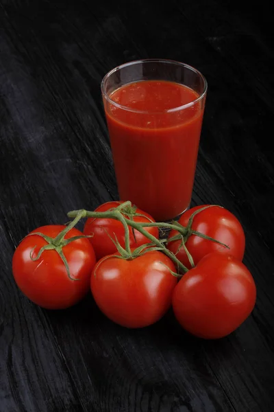 Nahaufnahme Eines Glases Gemüsesaft Mit Zutaten Auf Dunklem Hintergrund — Stockfoto