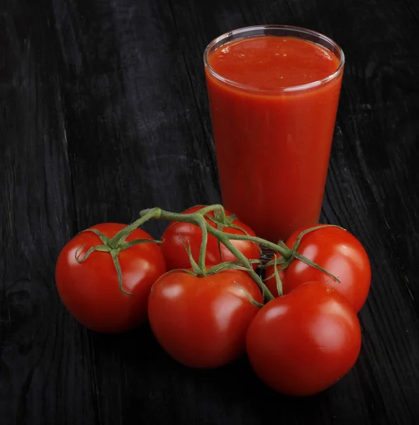 Nahaufnahme Eines Glases Gemüsesaft Mit Zutaten Auf Dunklem Hintergrund — Stockfoto