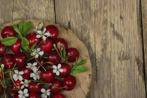 Frische Gartenkirschen Mit Blumen Auf Holztisch — Stockfoto