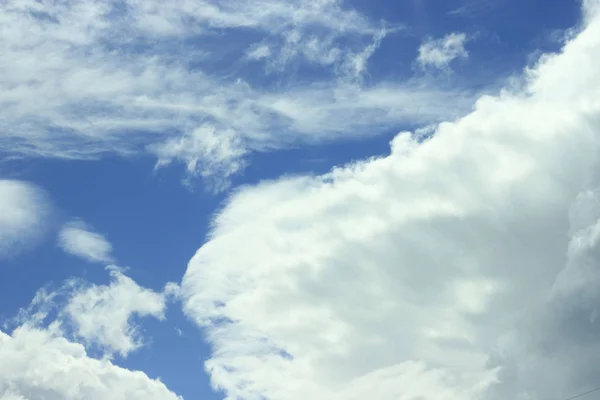 白い雲と青い空 — ストック写真