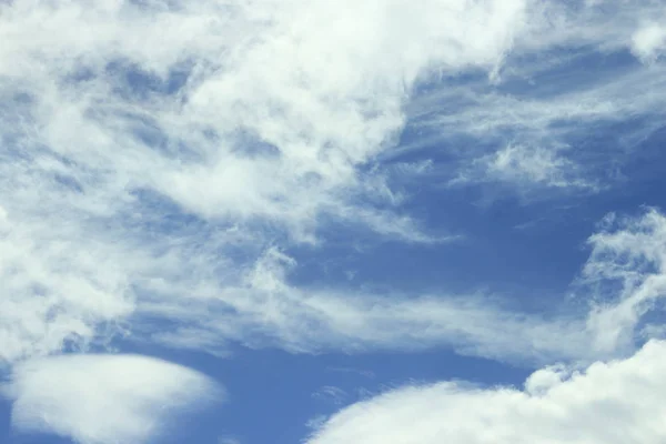 白い雲と青い空 — ストック写真