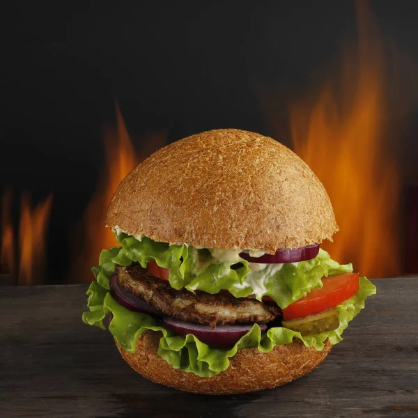 Nahaufnahme Von Fleisch Burger Mit Gemüse Vor Dunklem Hintergrund — Stockfoto