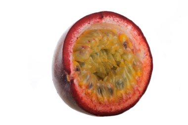 Beyaz arka planda izole edilmiş tutku meyvesinin yakın çekimi