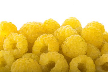 Beyaz arkaplanda sarı ahududular izole