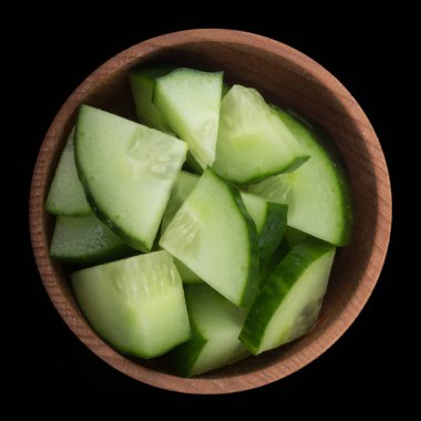 Dilimlenmiş salatalıkların yakın çekim görünümü 