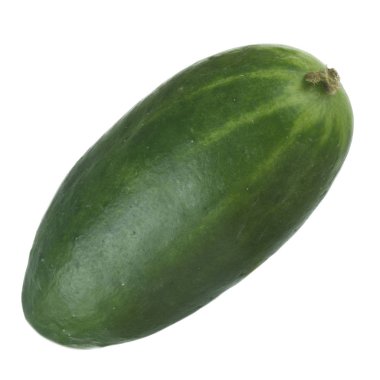 Ham olgun yeşil salatalık beyaz arka plan üzerinde izole