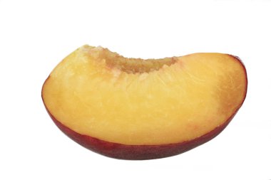 Olgun şeftali izole üzerinde beyaz arka plan dilimlenmiş