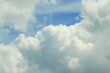 Mavi gökyüzü arkaplanındaki beyaz bulutlar