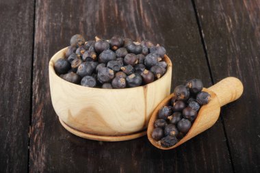 Ahşap arka planda çeşitli çilek ve otlar Closeup