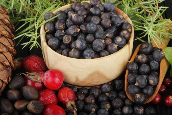 Nahaufnahme Von Verschiedenen Beeren Und Kräutern Auf Holzgrund — Stockfoto