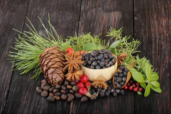 Nahaufnahme Von Verschiedenen Beeren Und Kräutern Auf Holzgrund — Stockfoto