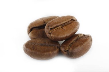 kahve çekirdekleri beyaz zemin üzerine izole kapatmak