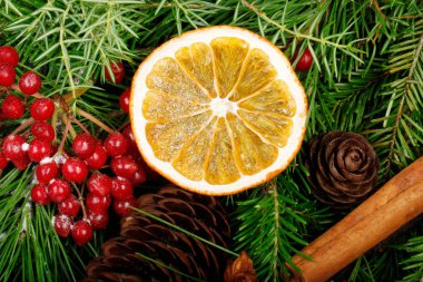 Çam dalları, meyve ve baharat yapılmış Advent kompozisyon.