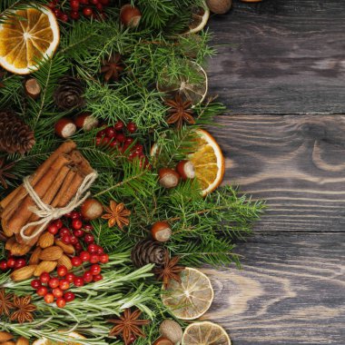 Çam dalları, meyve ve baharat yapılmış Advent kompozisyon.