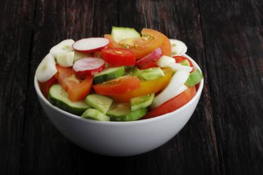 Koyu ahşap arka plan üzerinde çeşitli sebzeler closeup 