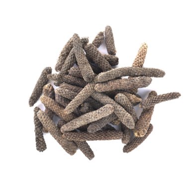 beyaz arka plan üzerinde izole uzun karabiber yığını