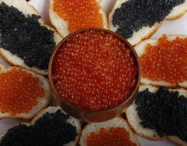 Kırmızı ve siyah havyar. 